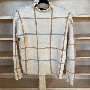 Tahari Sweater Size Medium